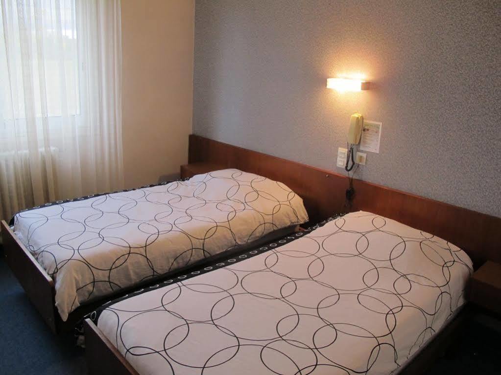 Hostellerie Du Parc Labarthe-Inard Екстериор снимка